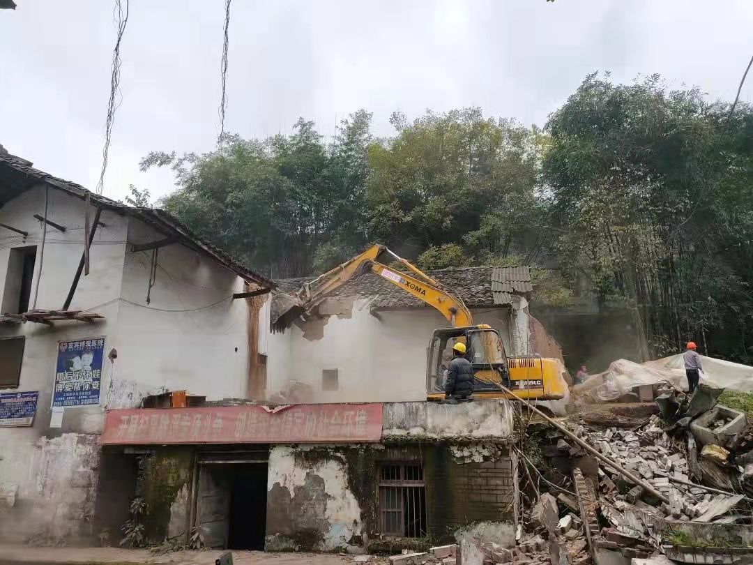 城鄉(xiāng)規(guī)劃法中對違章建筑是怎樣界定的？ ?